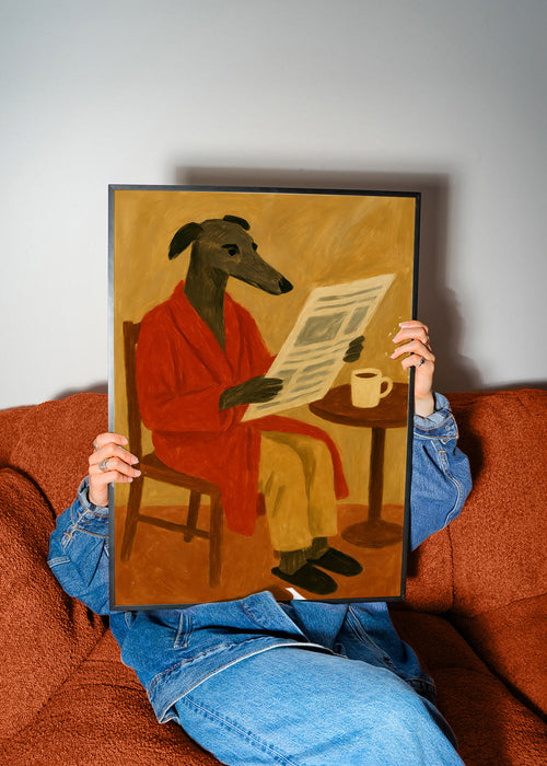 Schilderij hond leest krant in rode badjas – Product1