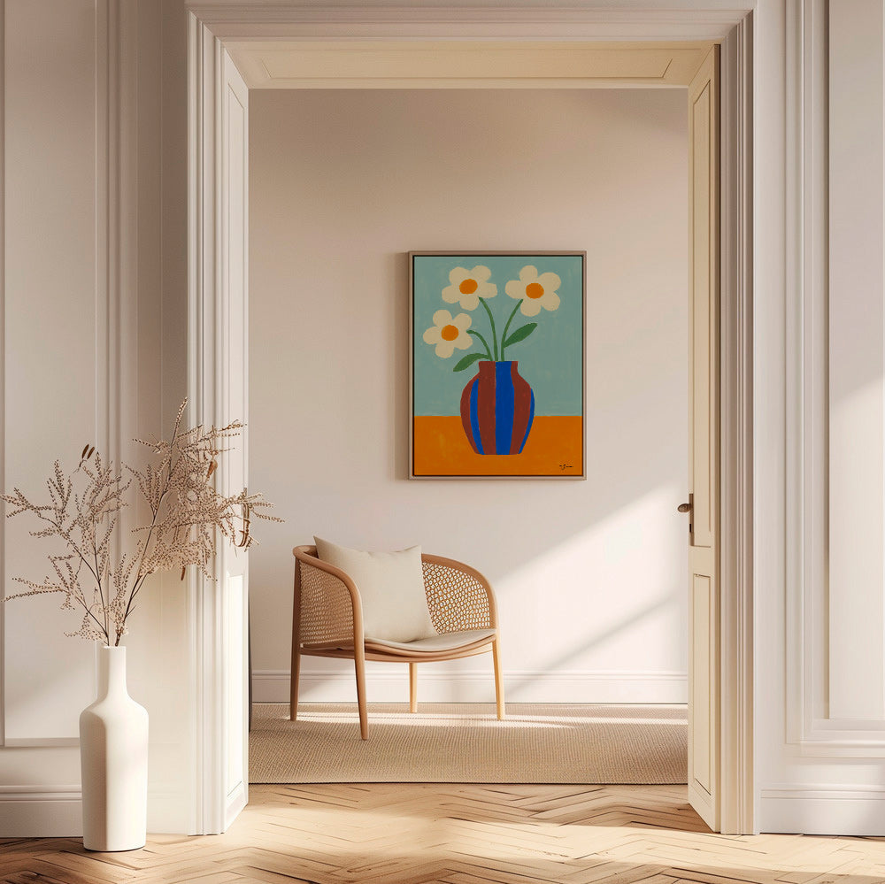 Lámina botánica con jarrón rayado y flores crema – Canvas1
