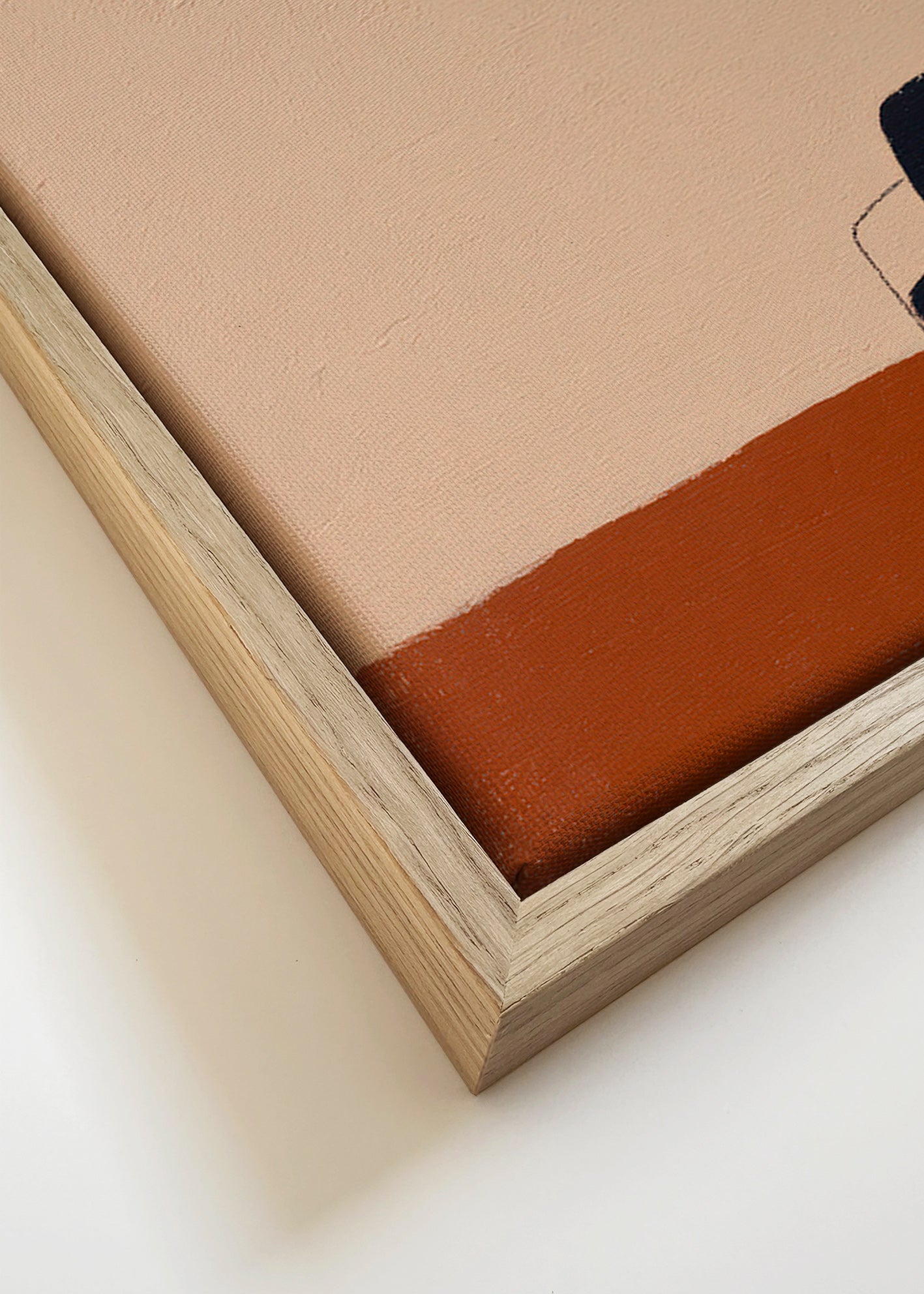 Minimalistisches Bild: Stuhl auf ockerfarbenem Boden
