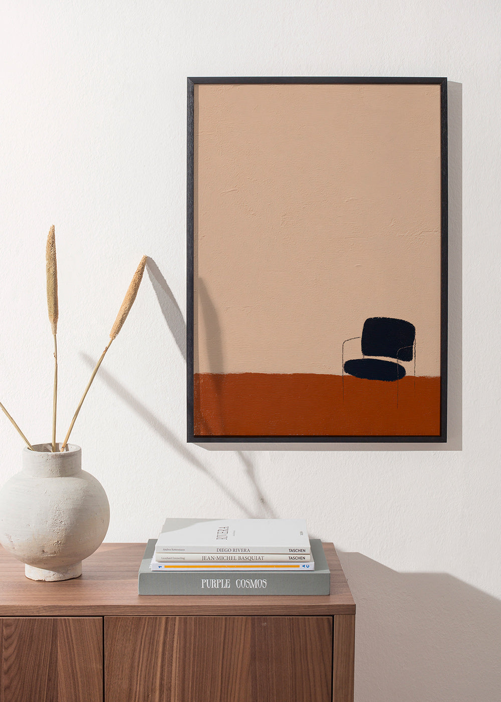 Minimalistisches Bild: Stuhl auf ockerfarbenem Boden