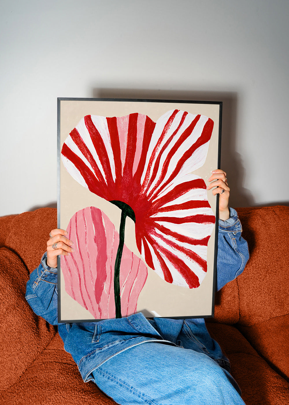 Botanische print met rood gestreepte bloemblaadjes