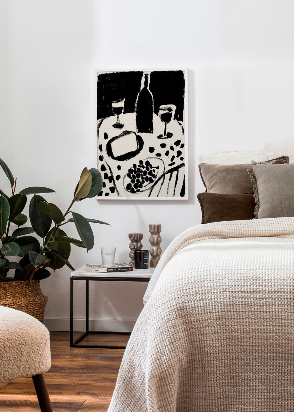Küchenkunst: Flasche und Trauben in Monochrom