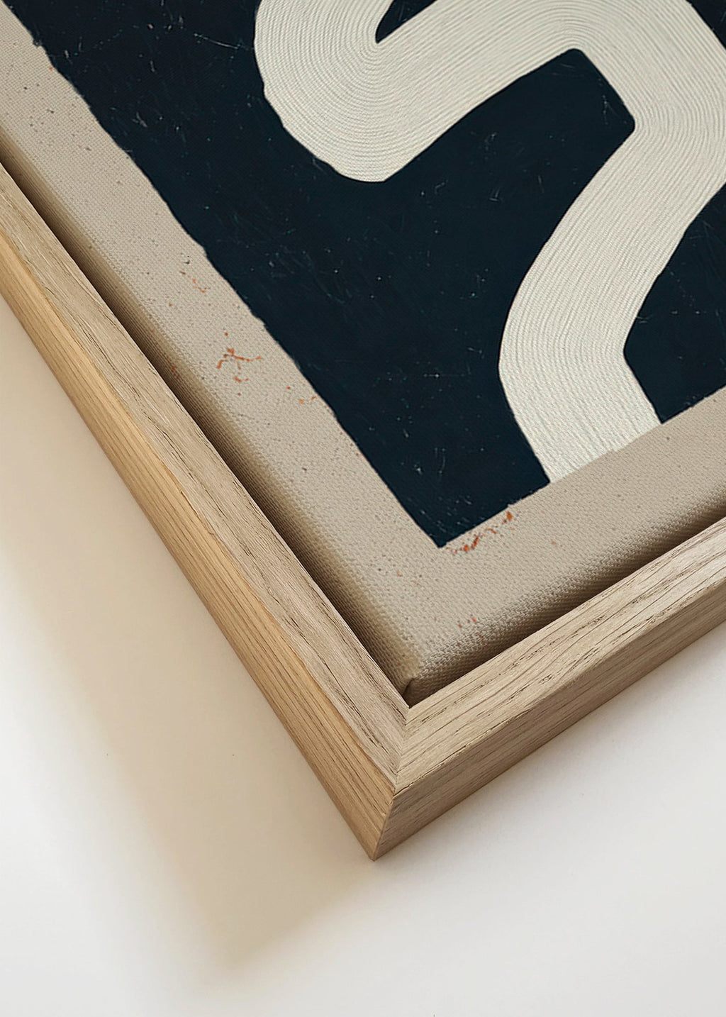 Minimalistische print witte curve op donker vlak