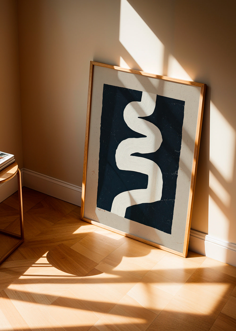 Minimalistische print witte curve op donker vlak