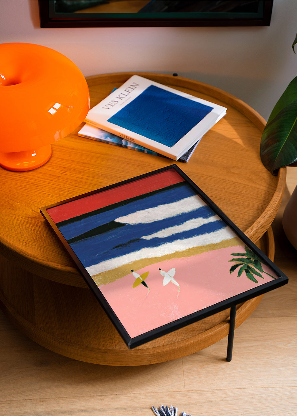 Tableau de paysage avec surfeurs et sable rose