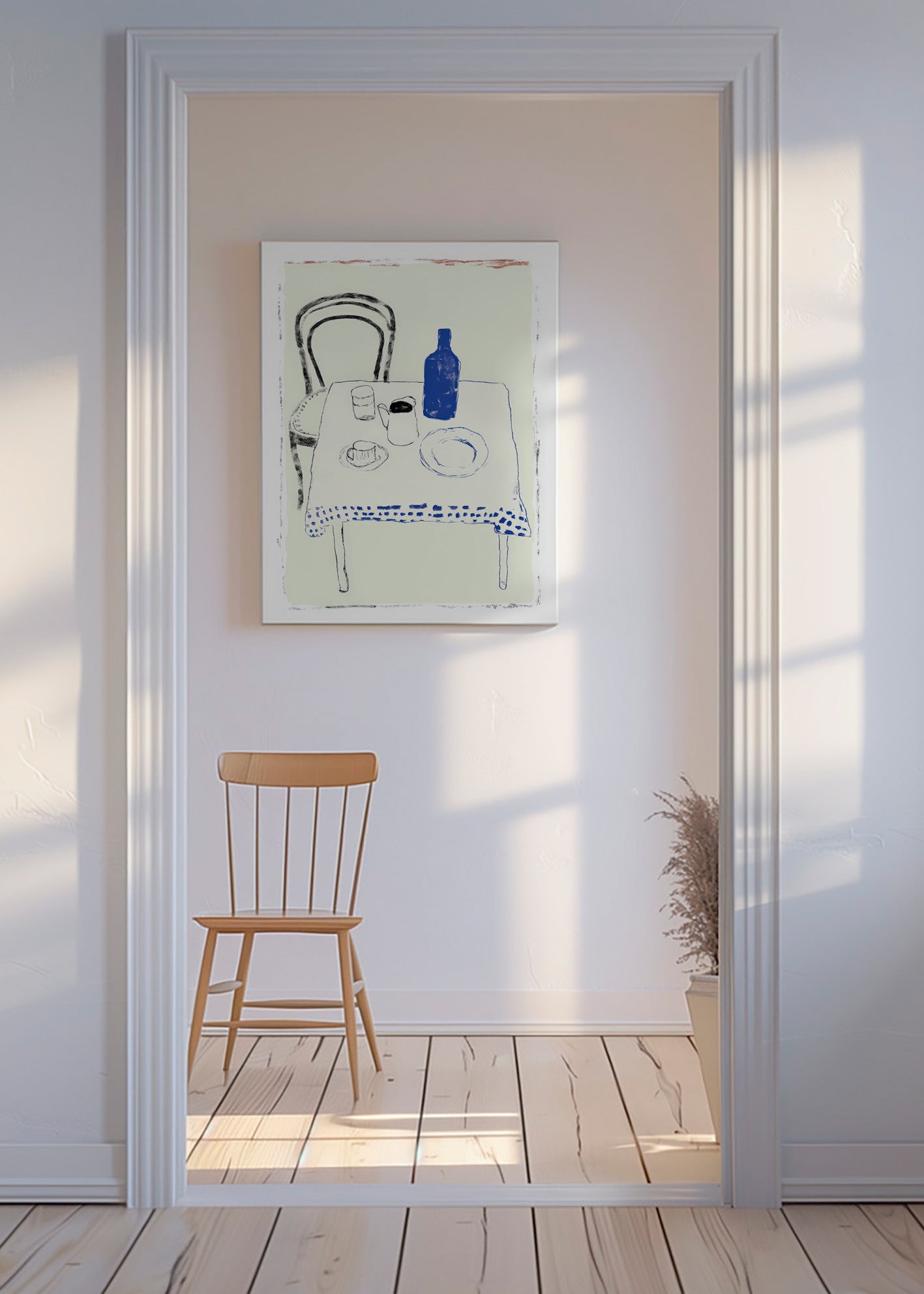 Küchenkunst mit blauer Flasche und reduzierter Geschirransicht