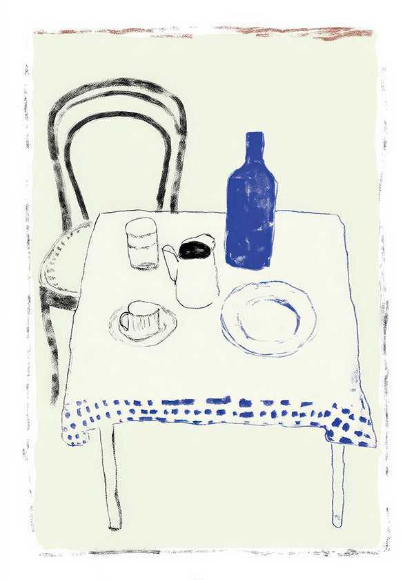 Keuken kunst met blauwe fles en minimalistisch servies