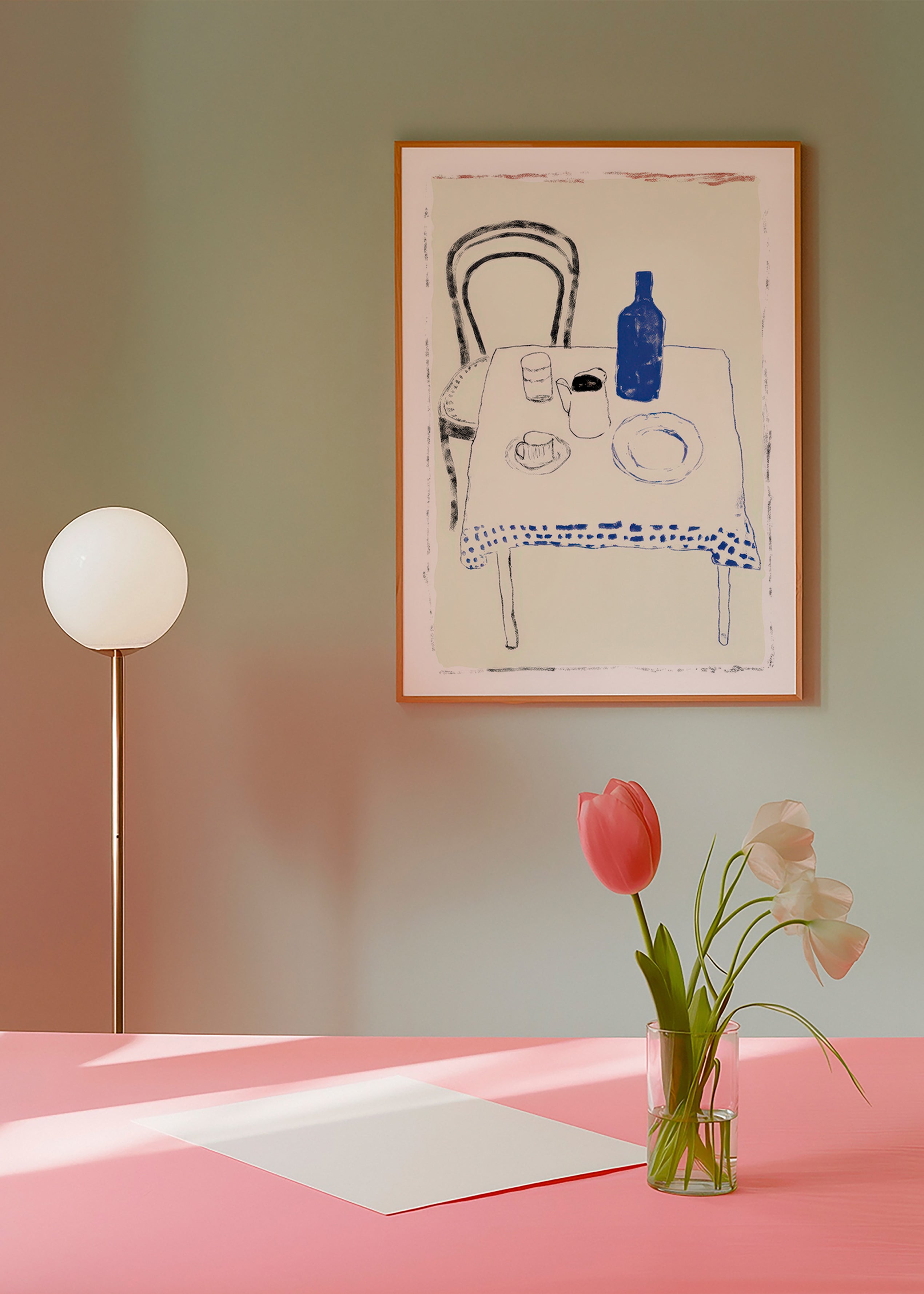 Küchenkunst mit blauer Flasche und reduzierter Geschirransicht