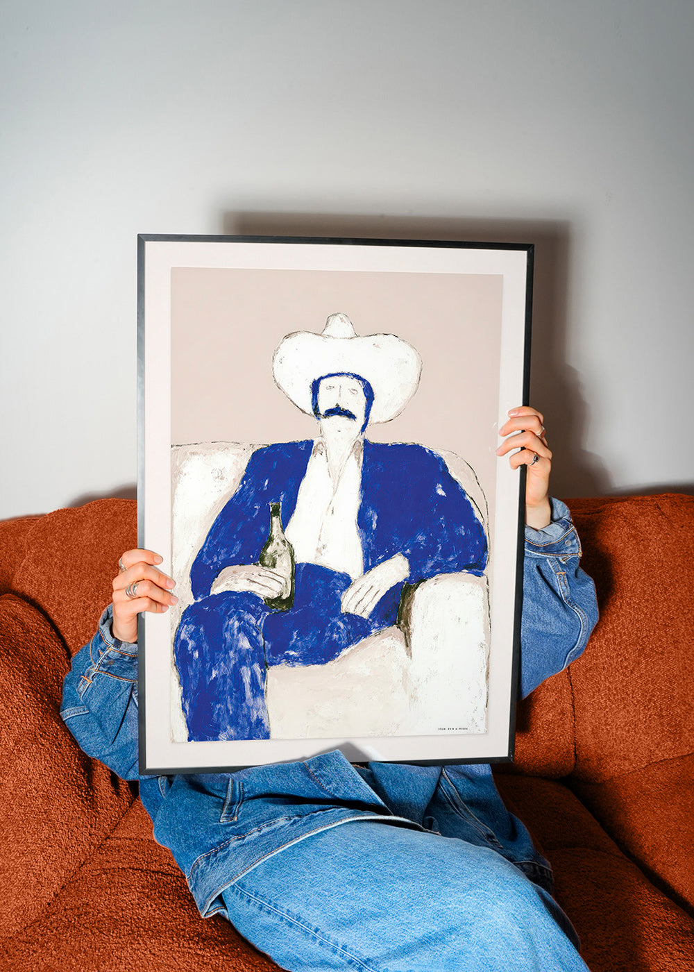 Illustration: sitzender blauer Cowboy
