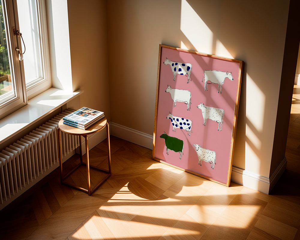 Kunstwerk mit verspielten Kühen auf rosa Hintergrund