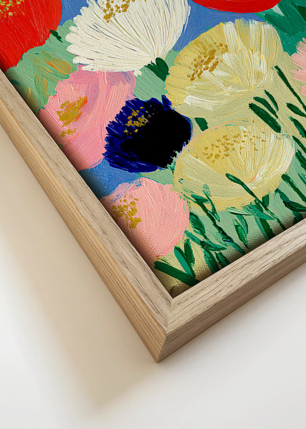 Botanischer Druck mit kraftvollen Pinselblumen