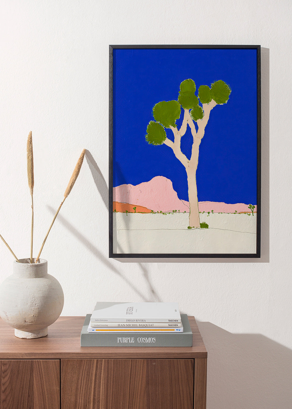 Art de paysage: arbre du désert sobre ciel bleu vif