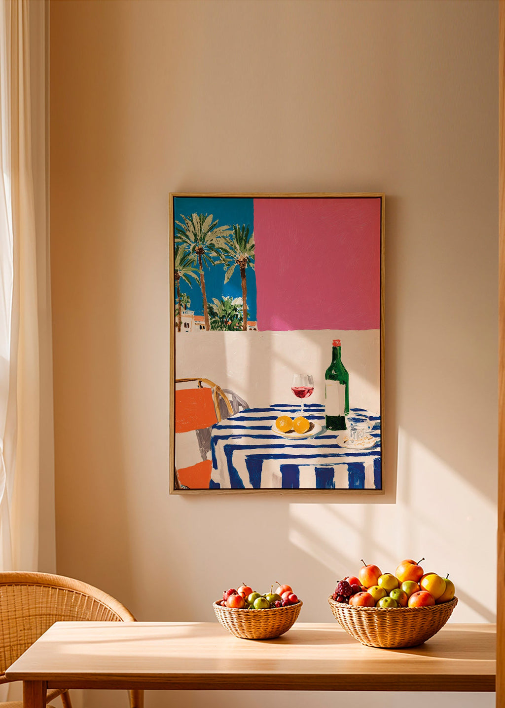 Küchenkunst mit gestreiftem Tisch, Wein und Palmen