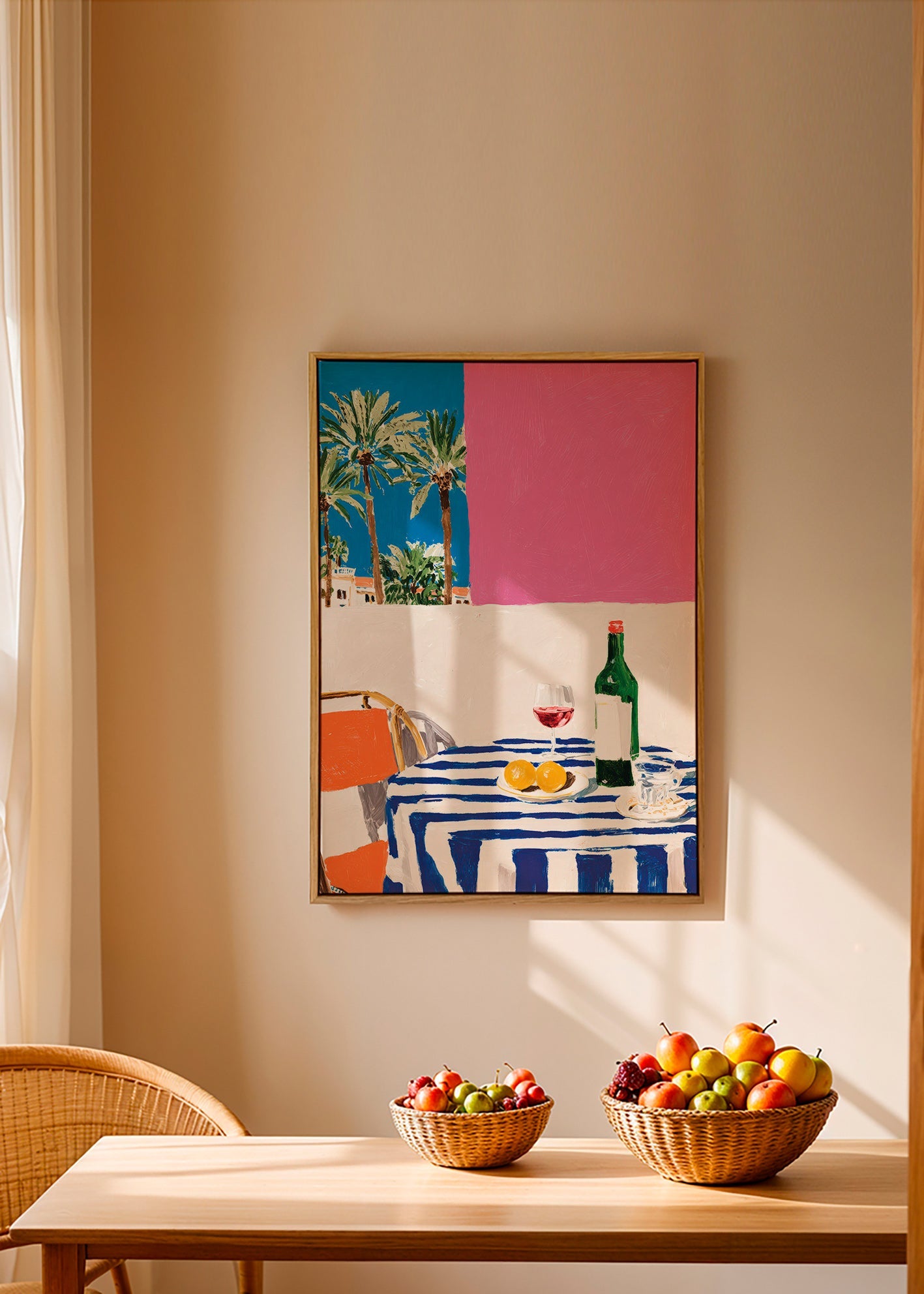 Küchenkunst mit gestreiftem Tisch, Wein und Palmen