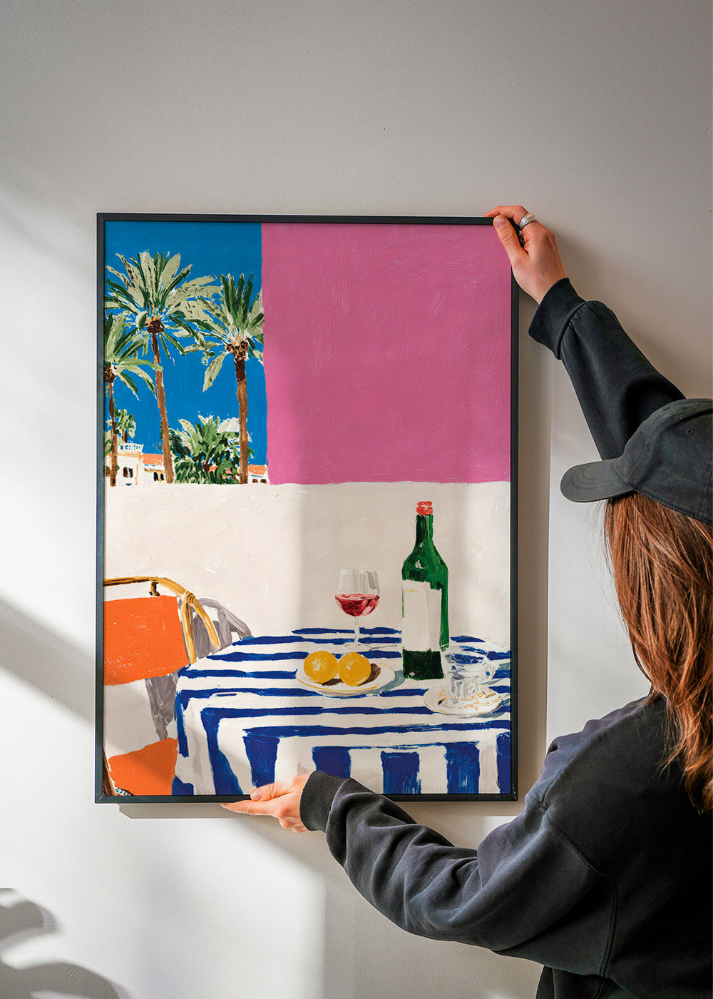 Küchenkunst mit gestreiftem Tisch, Wein und Palmen