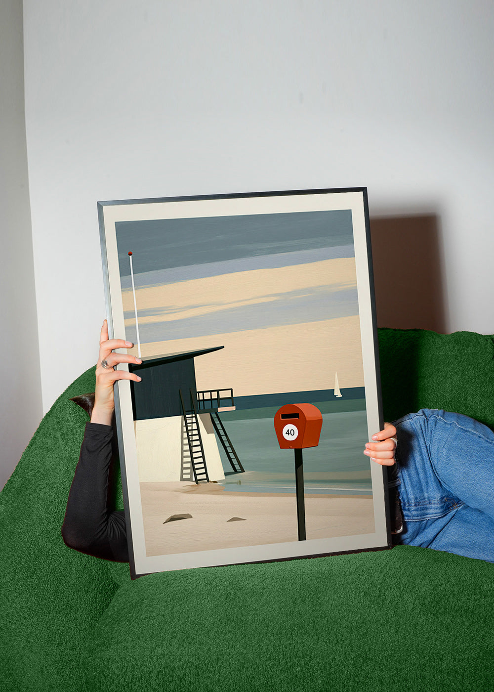 Landschap kunst met strandwacht en rode brievenbus