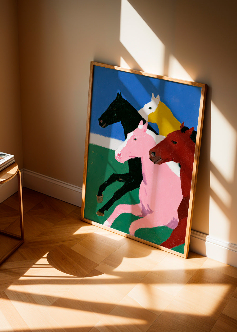 Kunstwerk vier rennende paarden met vlakke kleuren