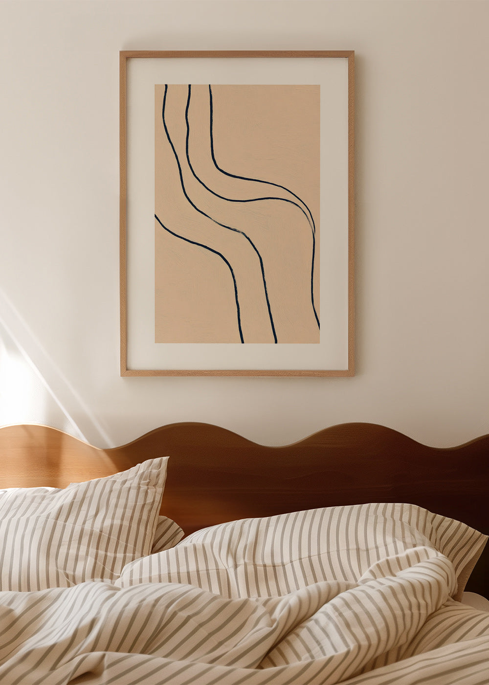Minimalistisch kunstwerk met vloeiende lijnen op beige