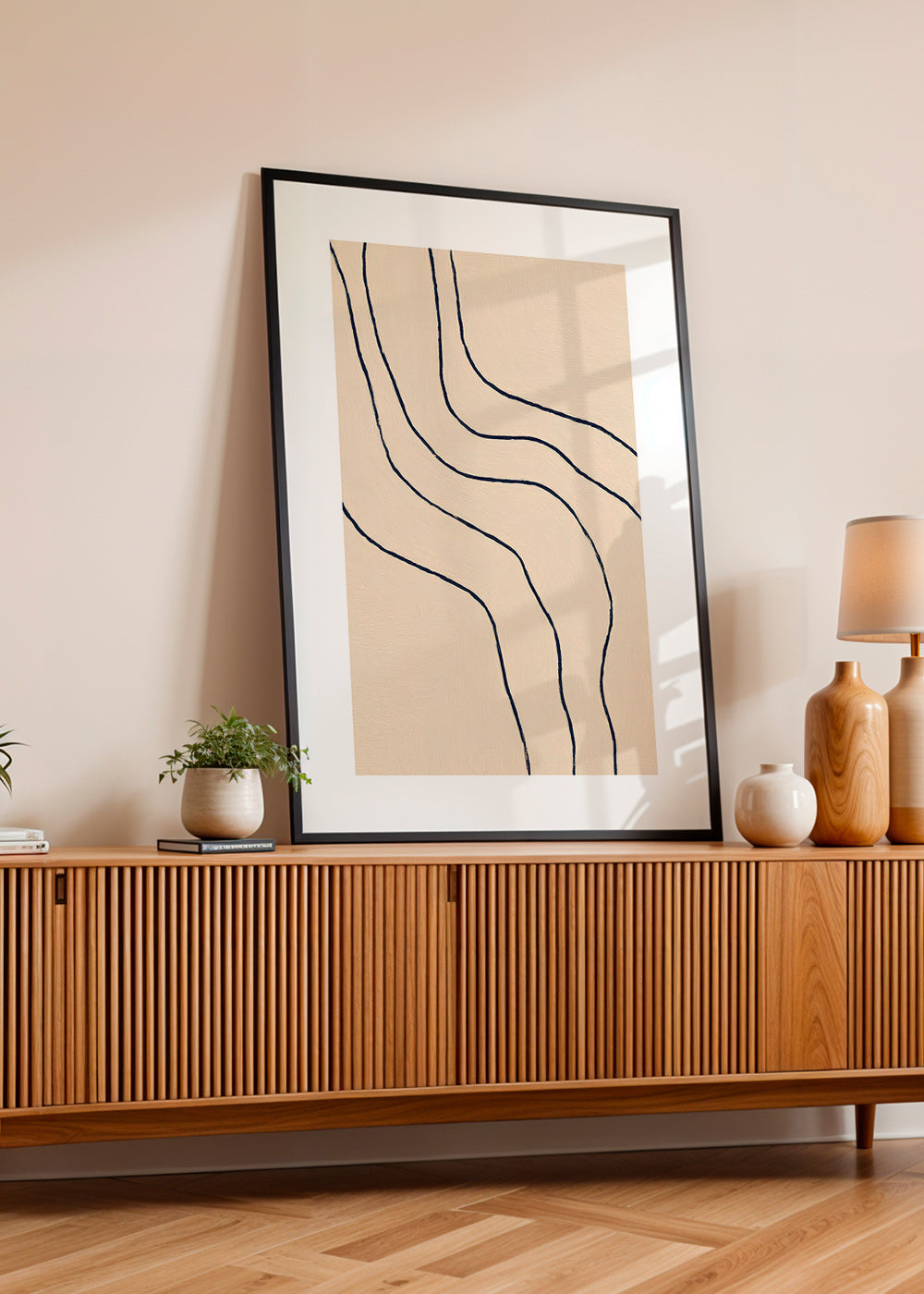 Minimalistisch kunstwerk met organische lijnen beige