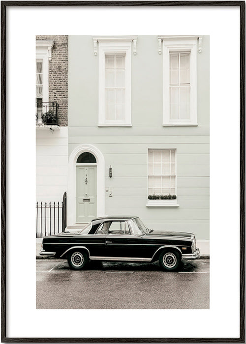 Impression vintage voiture classique devant une façade urbaine