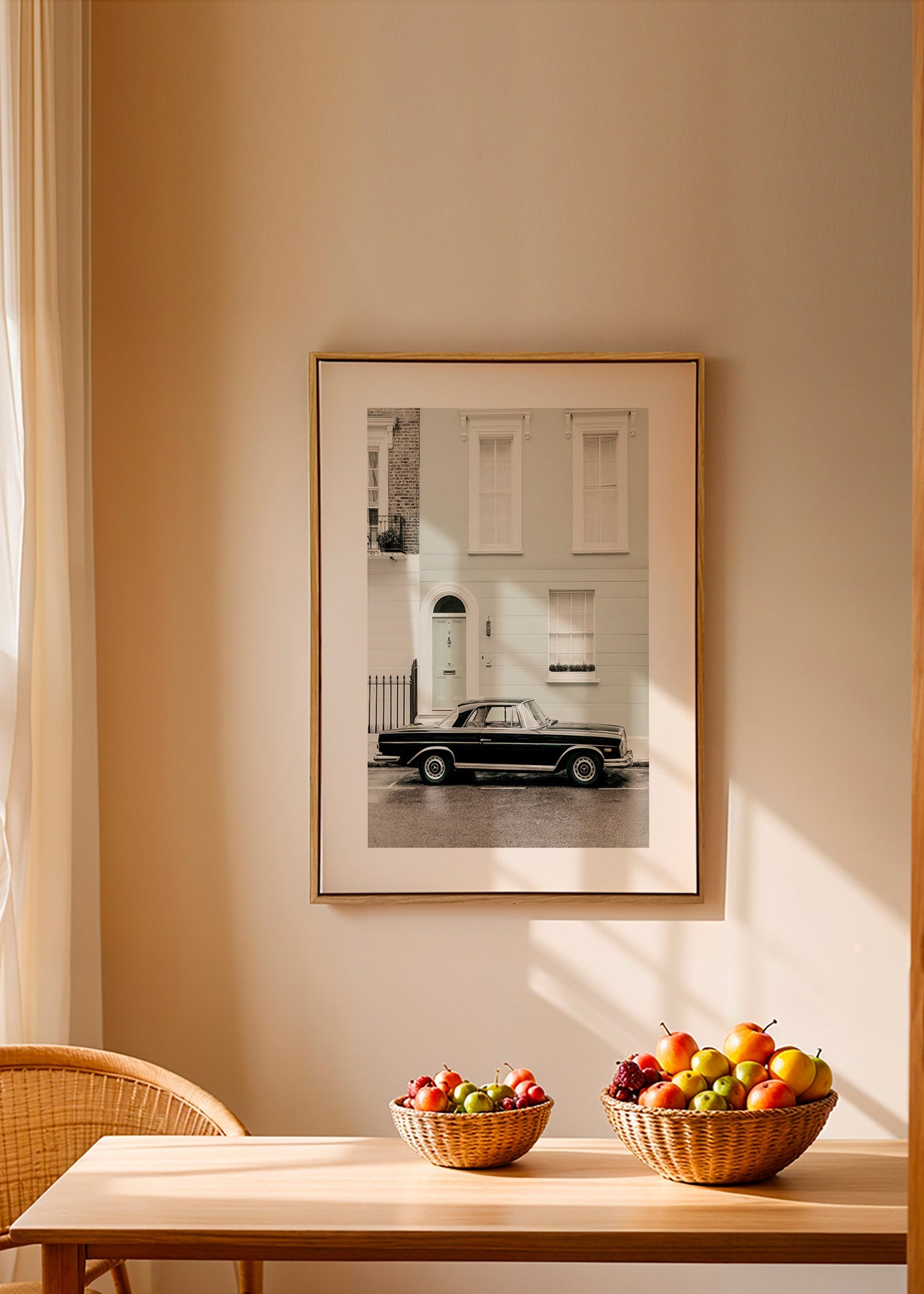 Vintage-Druck klassisches Auto vor städtischer Fassade
