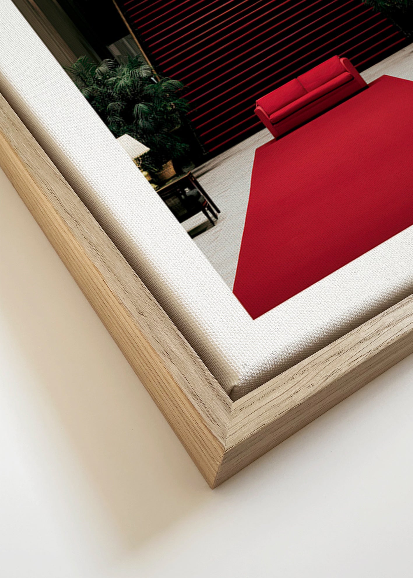 Photographie d'escalier avec tapis rouge