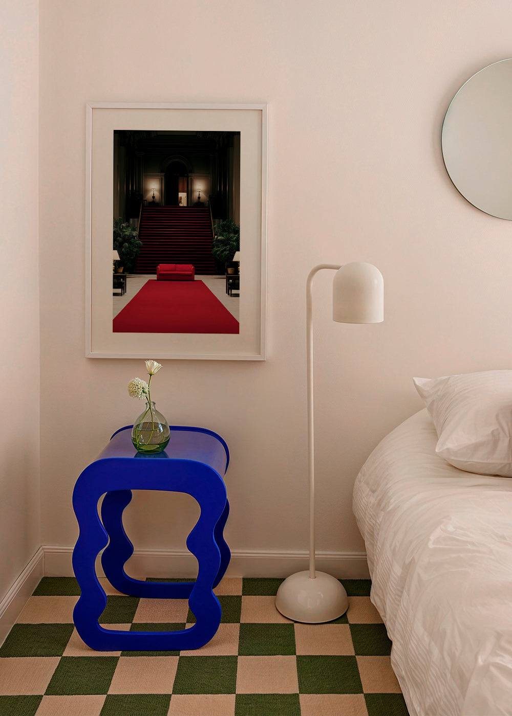 Photographie d'escalier avec tapis rouge