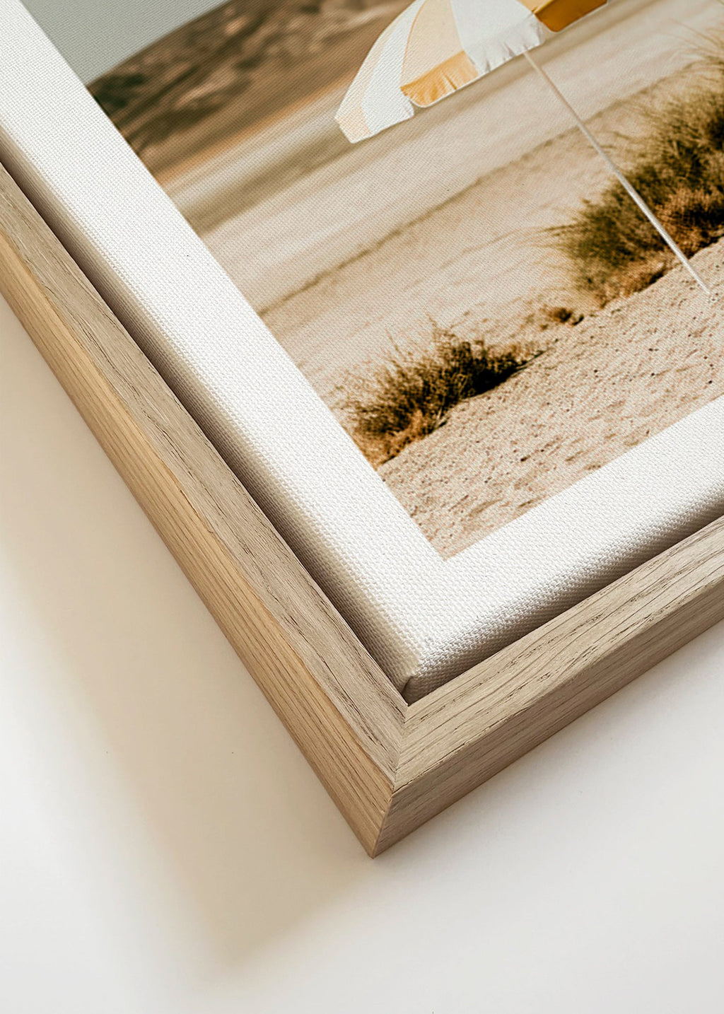 Landschap kunst met gestreepte strandparasol