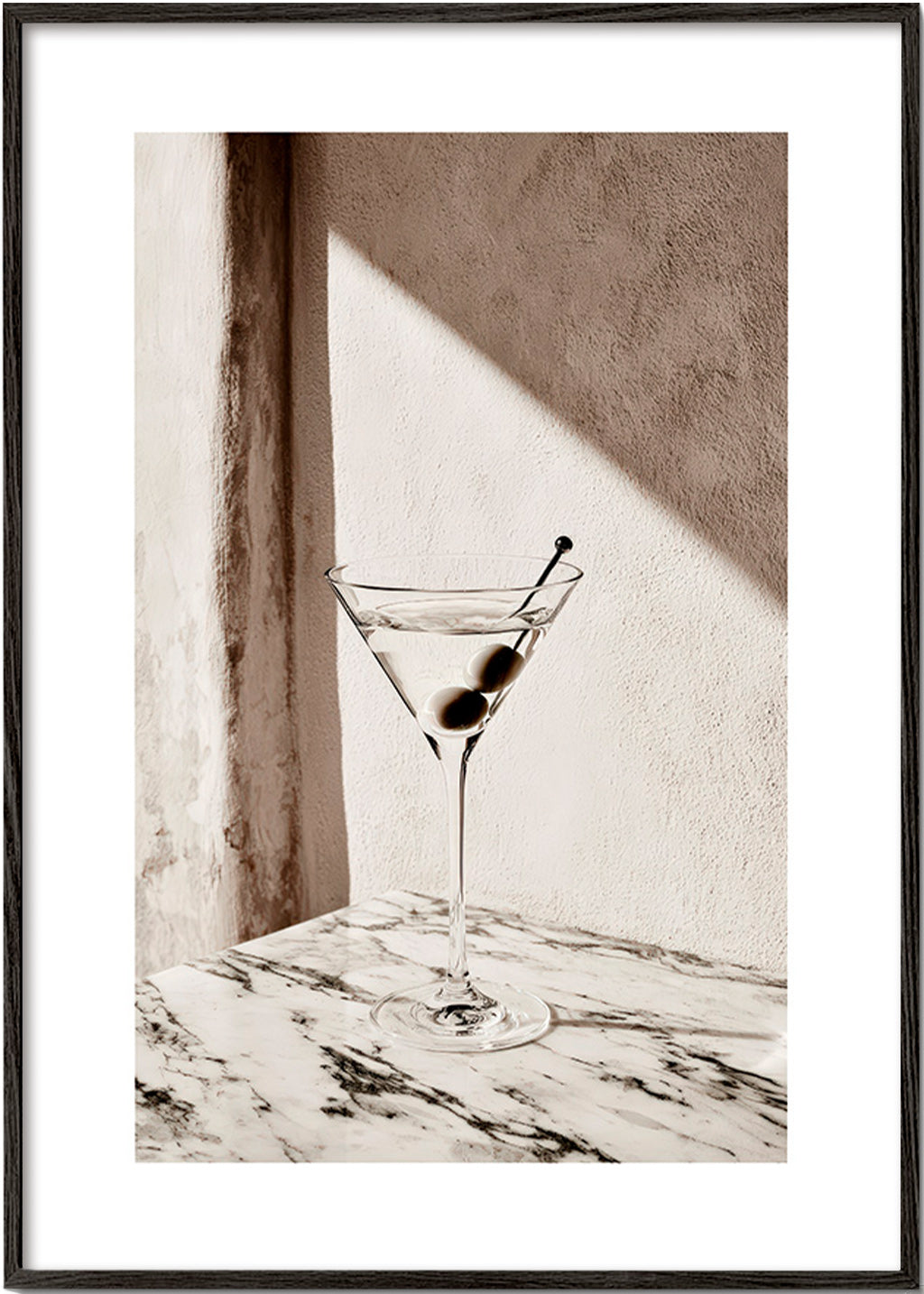 Art de cuisine Martini dans un verre sur marbre