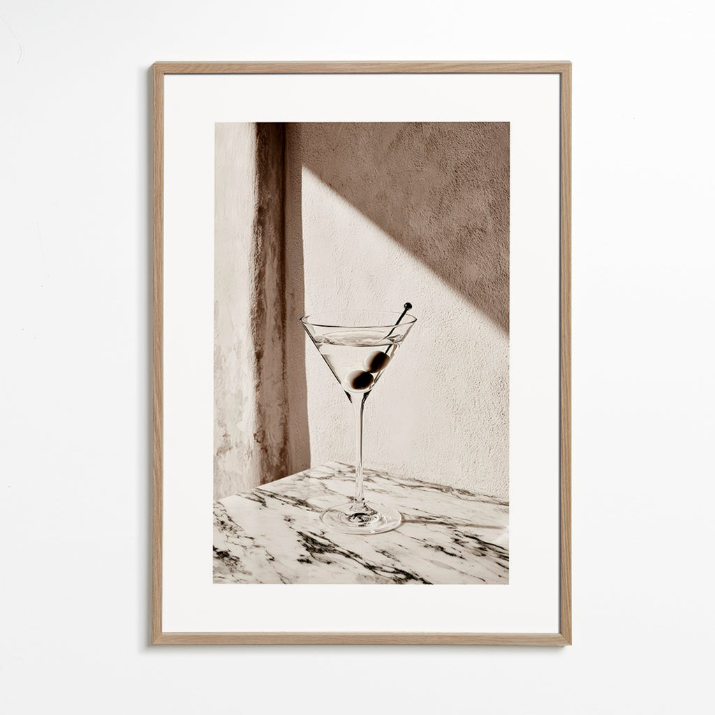 Art de cuisine Martini dans un verre sur marbre