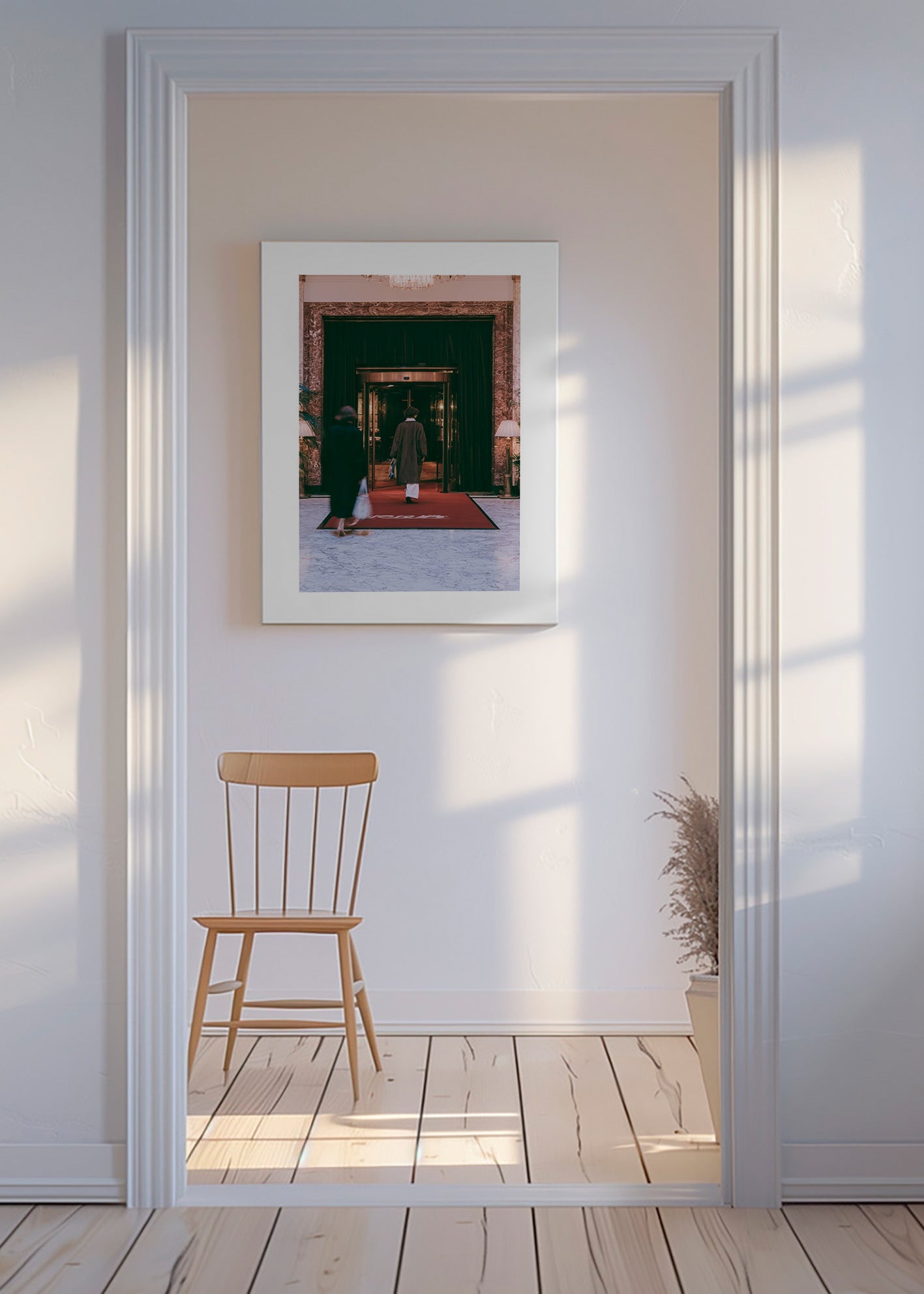 Fotografie des Hoteleingangs mit rotem Teppich