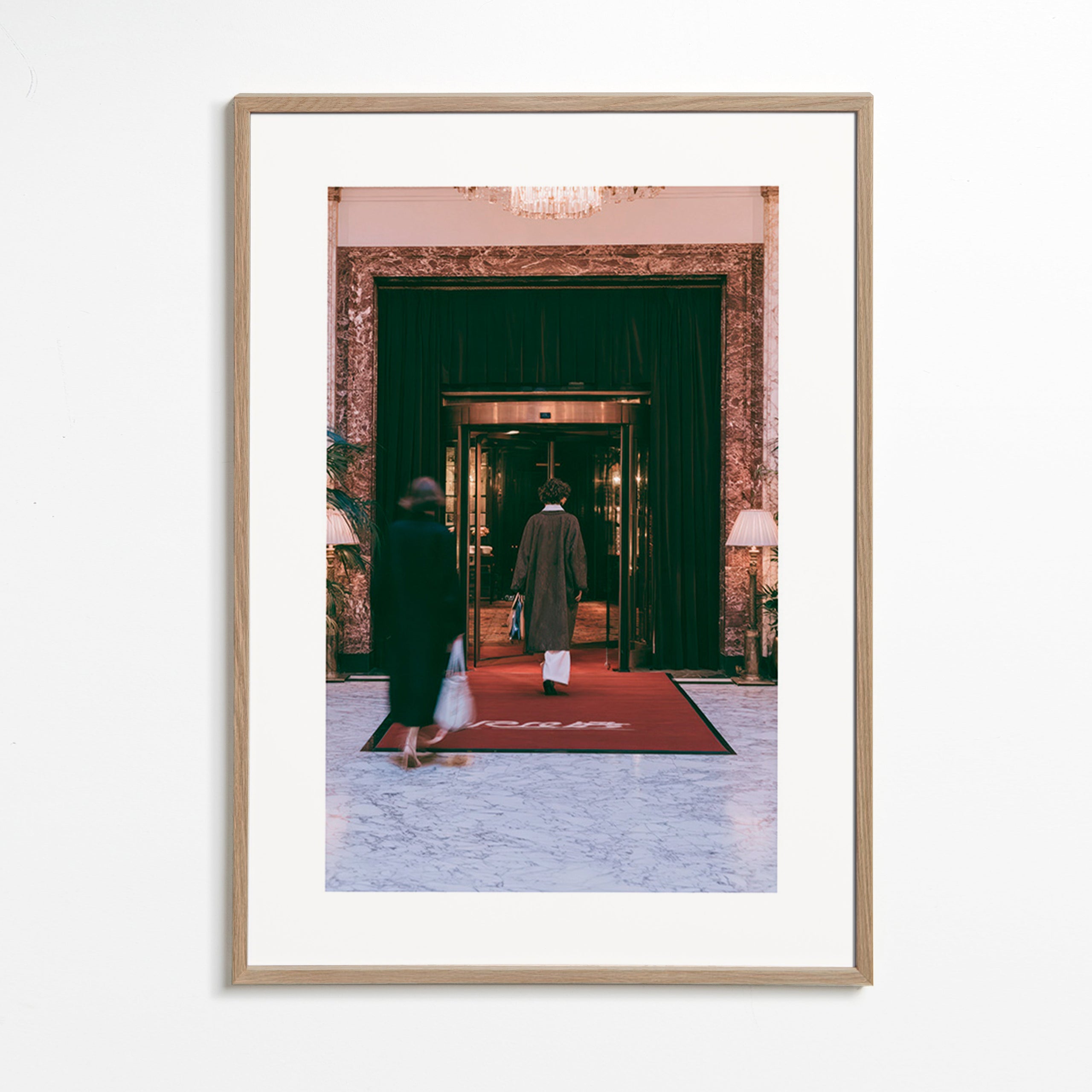 Fotografie des Hoteleingangs mit rotem Teppich