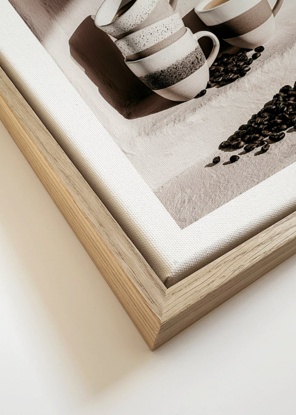 Art de cuisine avec tasses empilées et grains de café