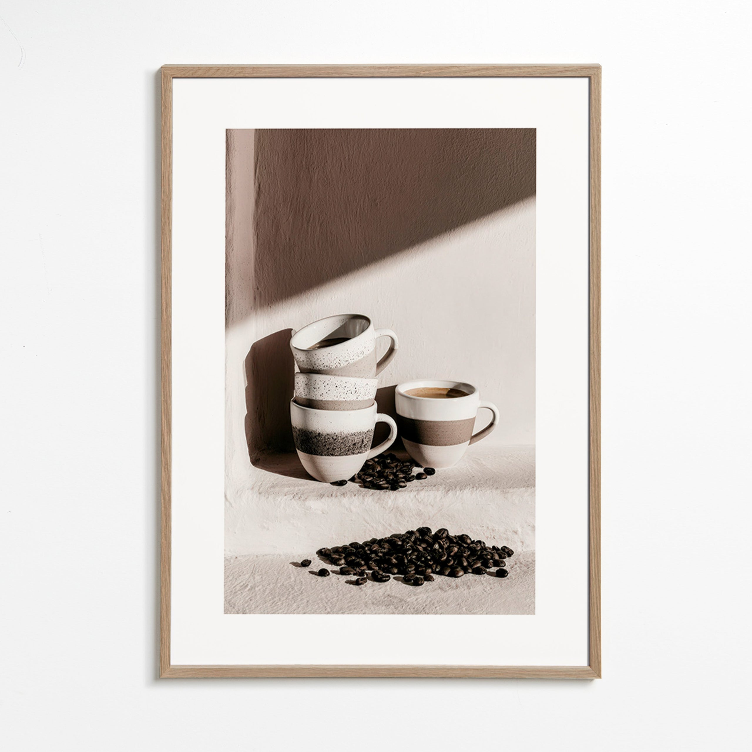 Art de cuisine avec tasses empilées et grains de café
