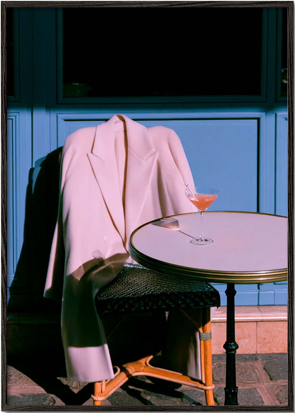 Fotografie roze jas en cocktail op terras