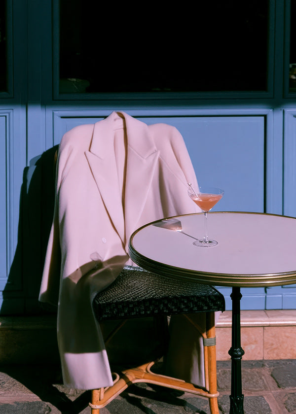 Fotografie rosa Jacke und Cocktail auf Terrasse