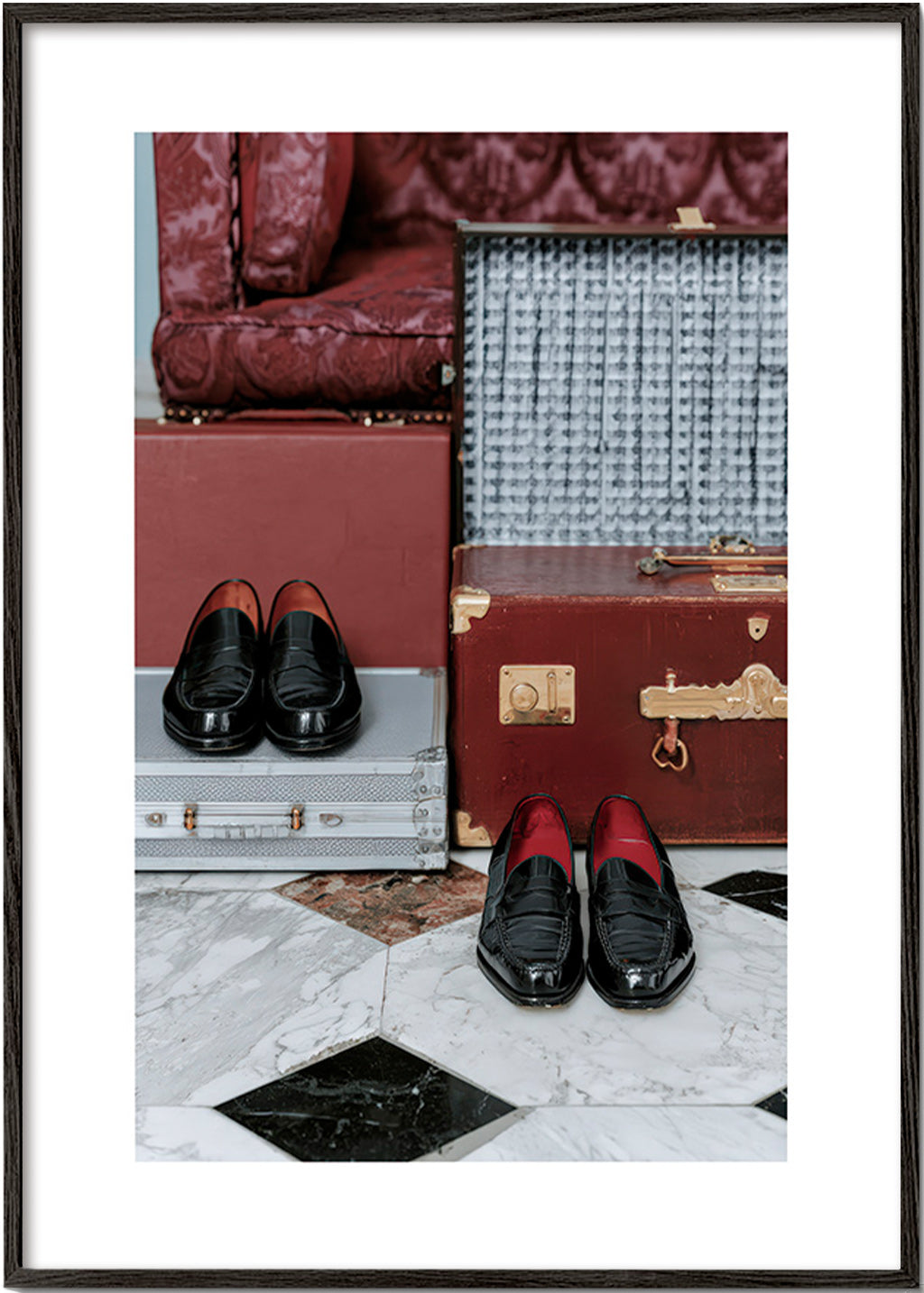 Reisposter met vintage koffers en gepolijste loafers