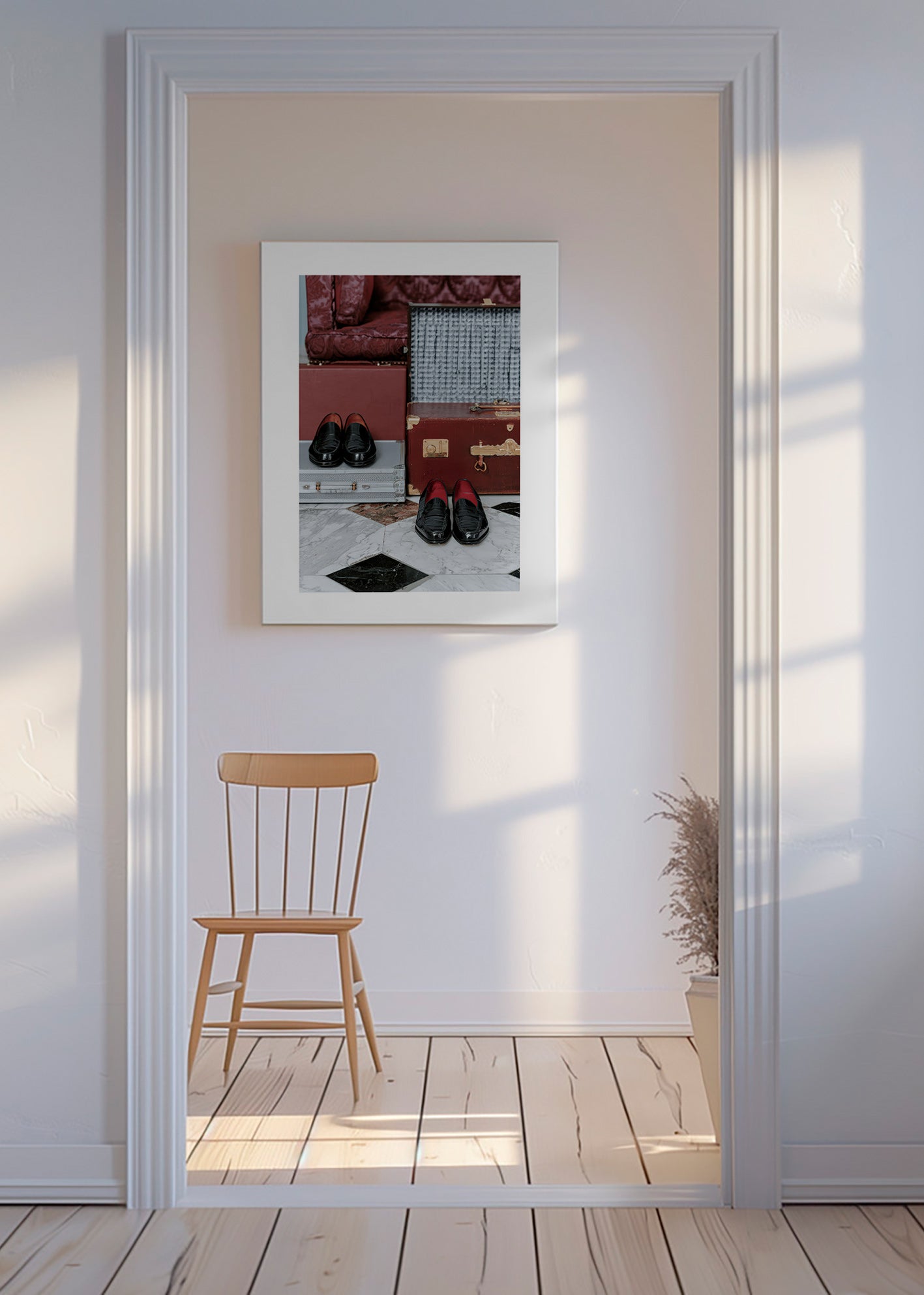 Reisposter met vintage koffers en gepolijste loafers