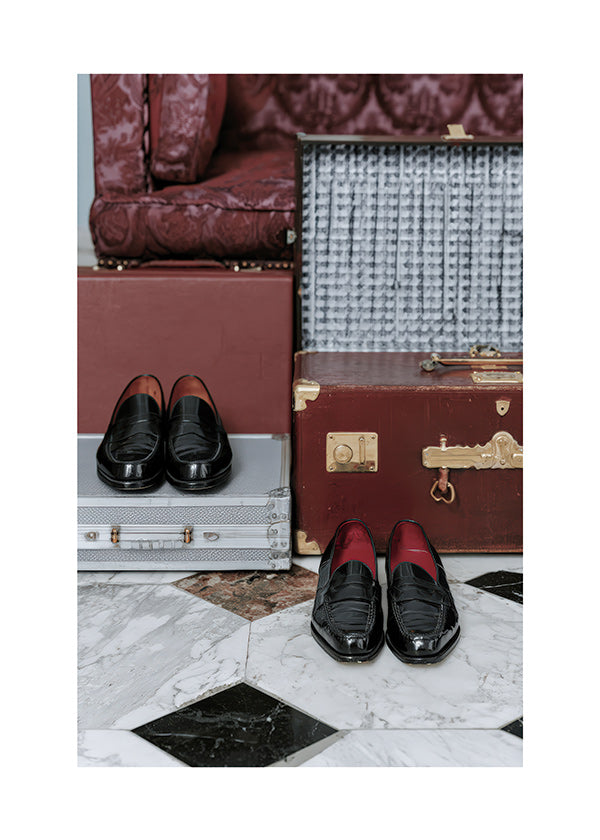 Reisposter met vintage koffers en gepolijste loafers