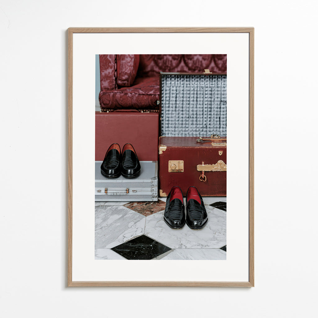 Reisposter met vintage koffers en gepolijste loafers