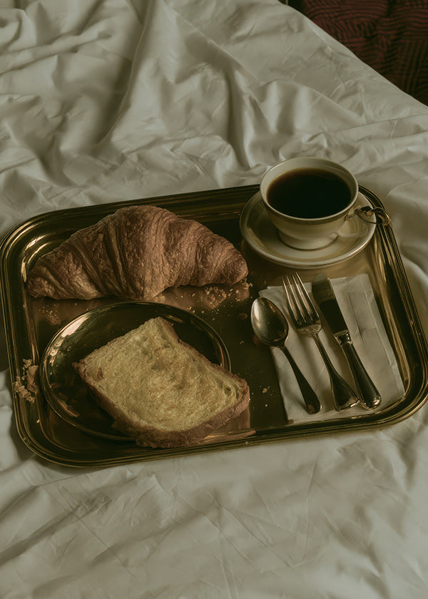Küchenkunst mit Frühstück auf Tablett