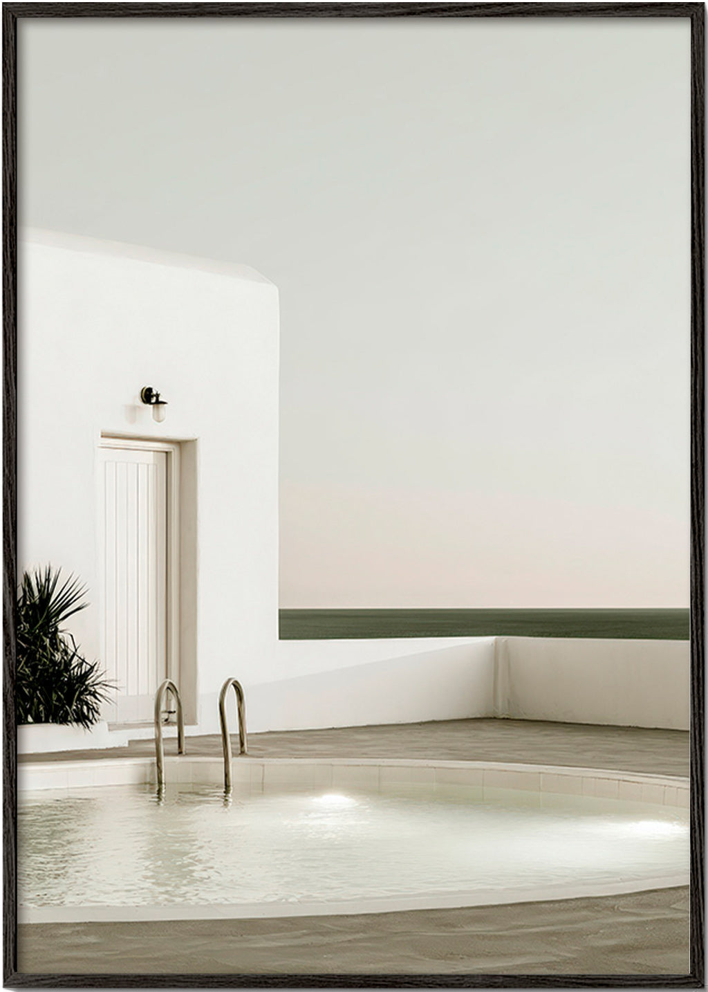 Fotografie eines minimalistischen Pools und weißer Architektur
