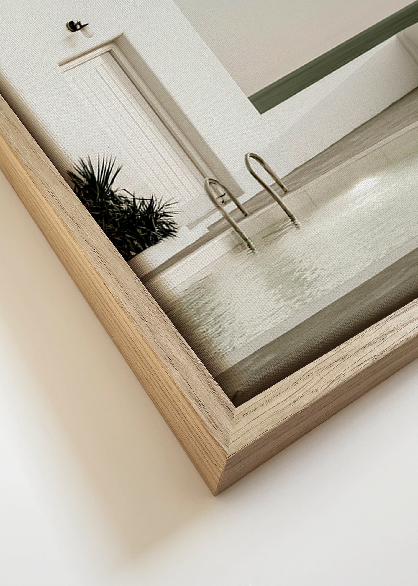 Fotografie eines minimalistischen Pools und weißer Architektur