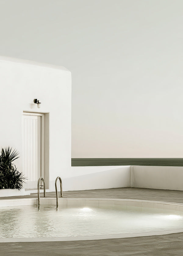 Fotografie eines minimalistischen Pools und weißer Architektur