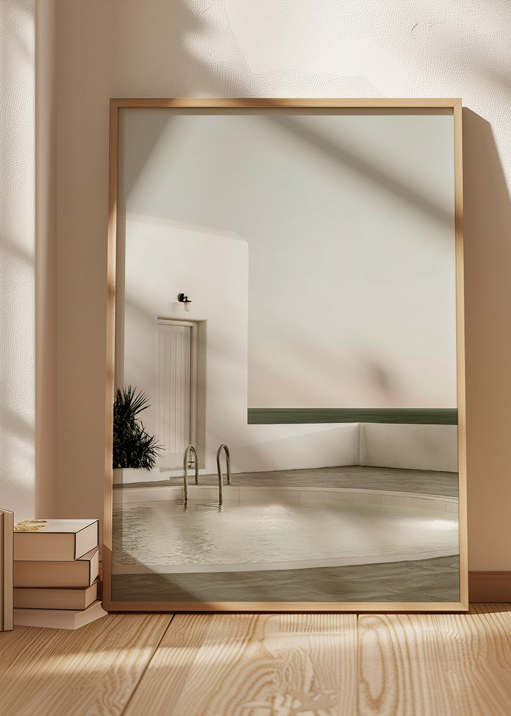 Fotografie eines minimalistischen Pools und weißer Architektur