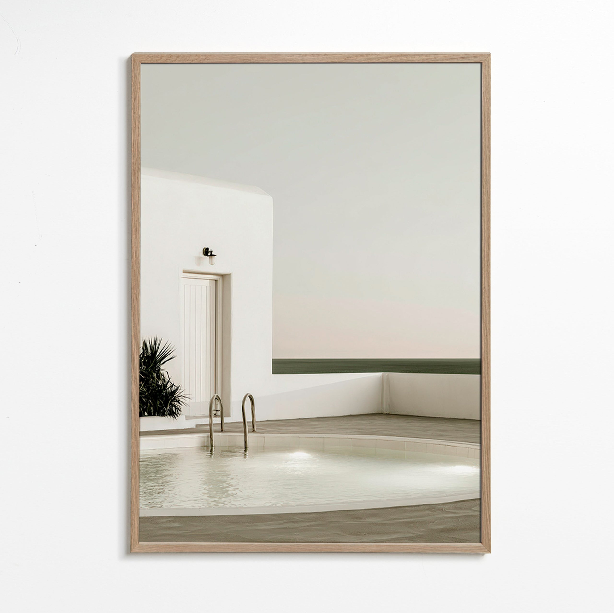 Fotografie eines minimalistischen Pools und weißer Architektur