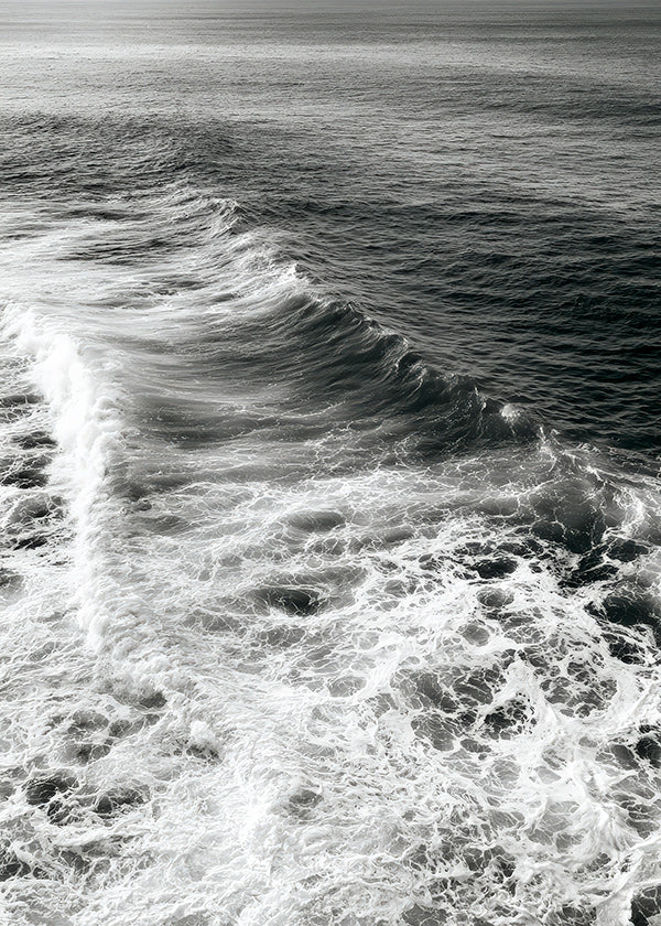 Photographie de vagues en noir et blanc
