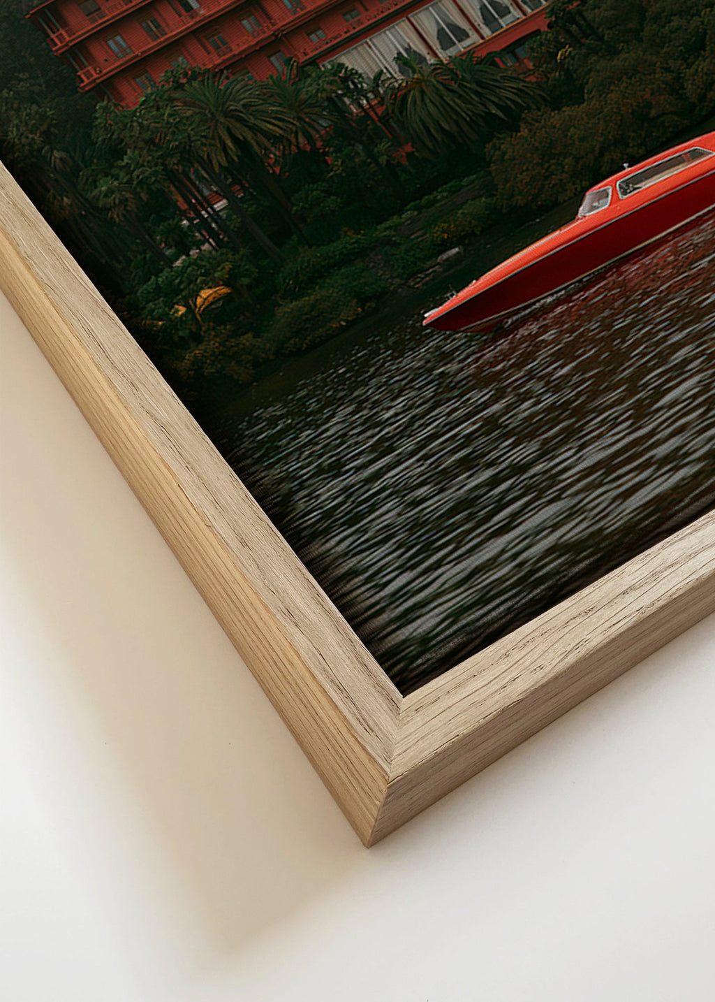 Landschapsschilderij met rood hotel en speedboot