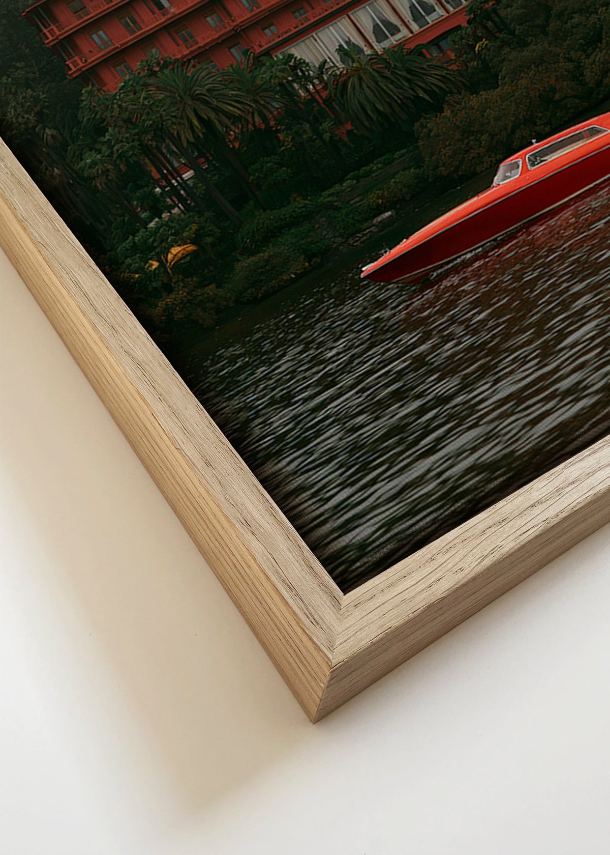 Tableau de paysage avec hôtel rouge et bateau