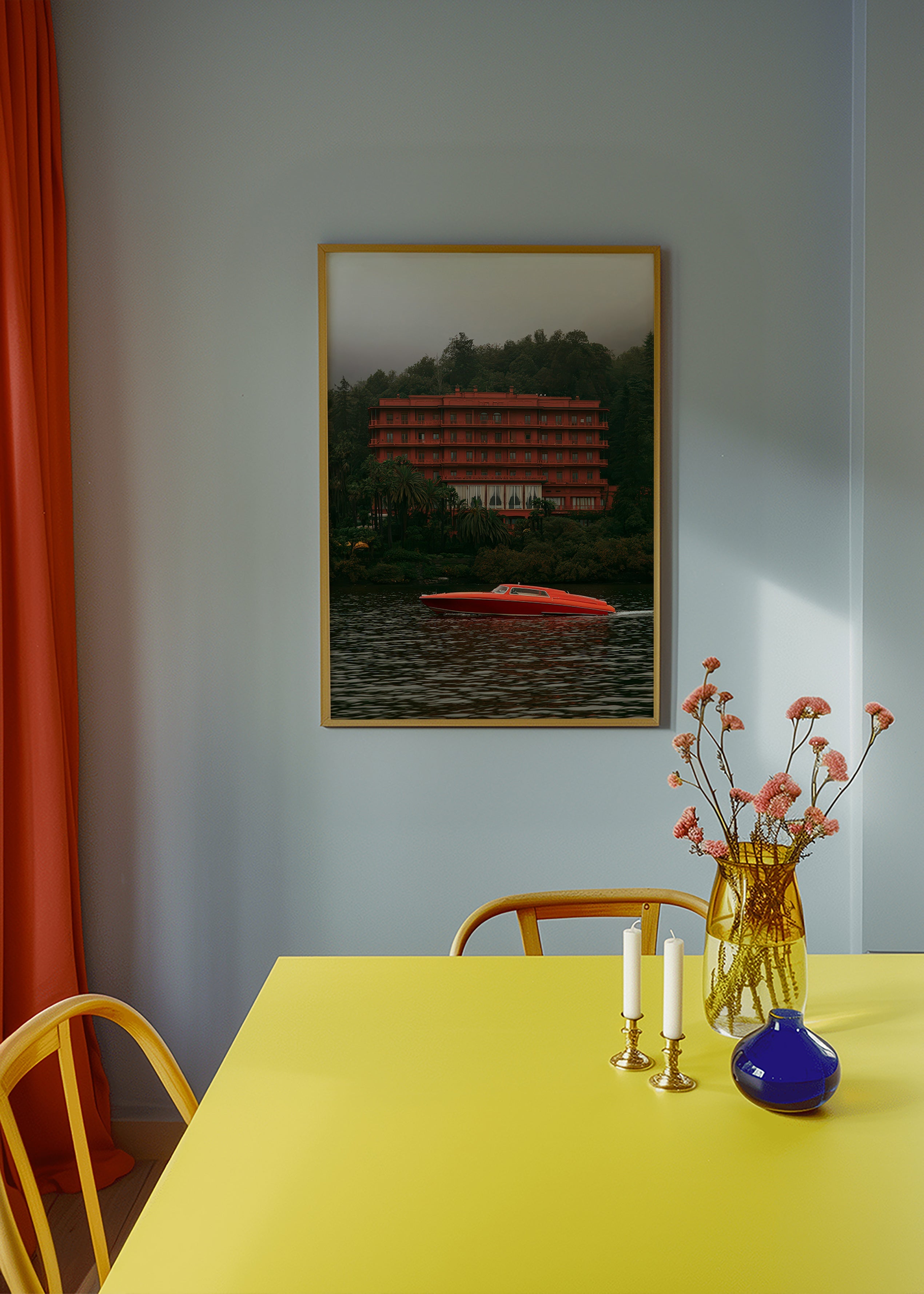 Landschapsschilderij met rood hotel en speedboot